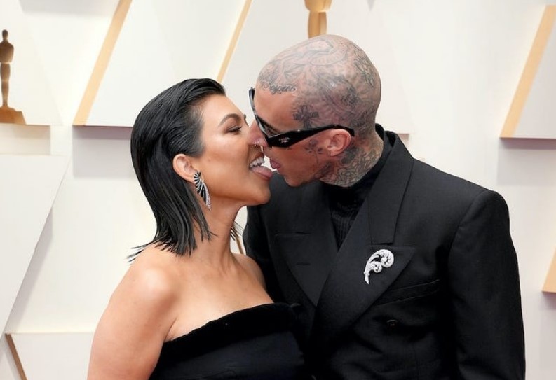 Чтоб забеременеть Кортни Кардашьян должна будет пить сперму 4 раза в неделю.