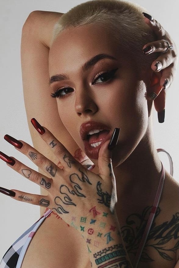 Инстасамка вновь репостнула снимки Ренаты Ри