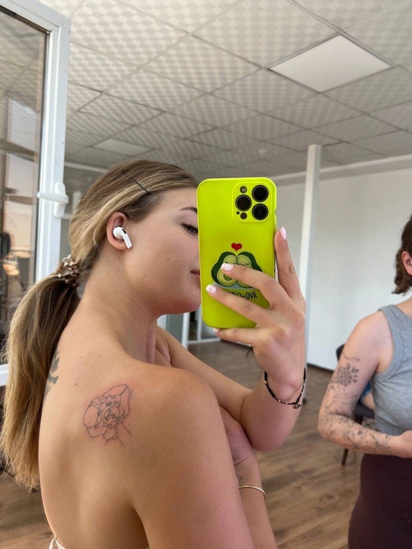 Аня Покров посвятила новое тату Махе Горячевой