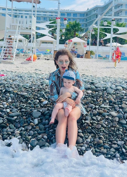 Лиза Арзамасова впервые привезла сына на море