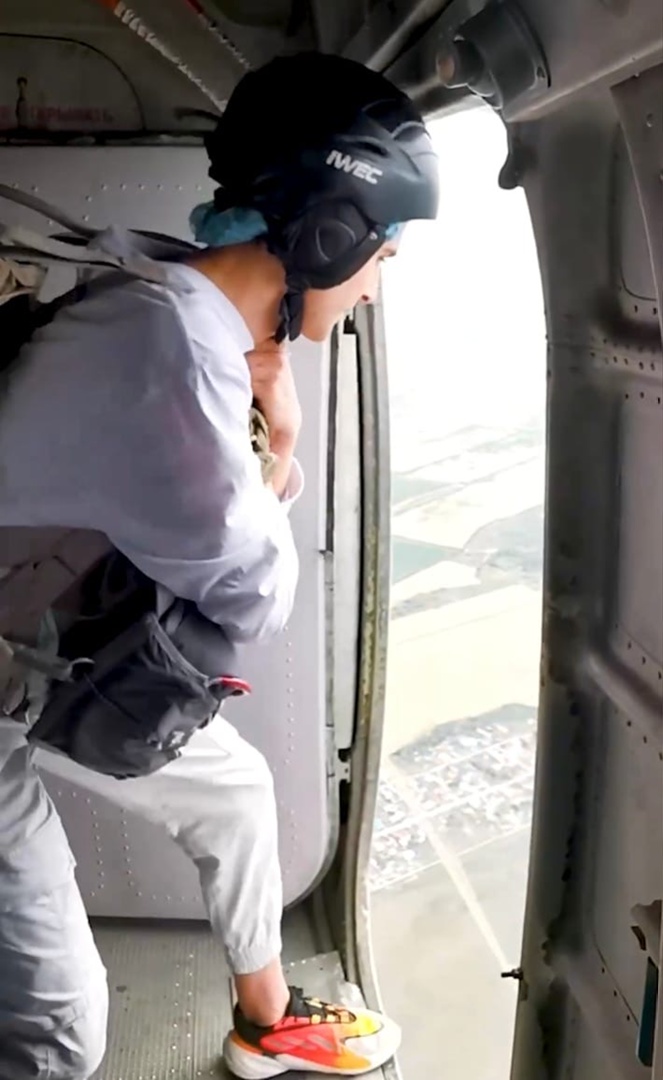 Артур Бабич прыгнул с парашютом