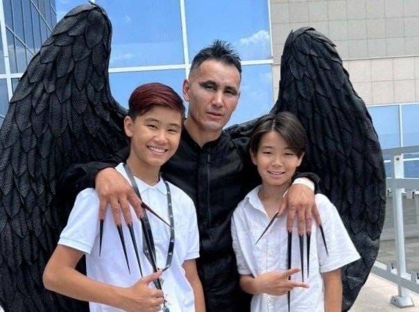 Школьник из Казахстана победил в чемпионате мира по маникюру!