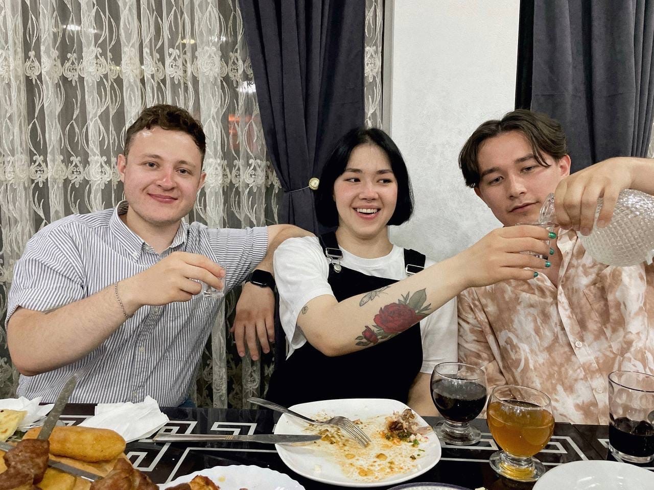 Анастасиз проводит отпуск в кругу друзей и семьи