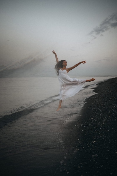 Камила Валиева показала фото с берега Черного моря