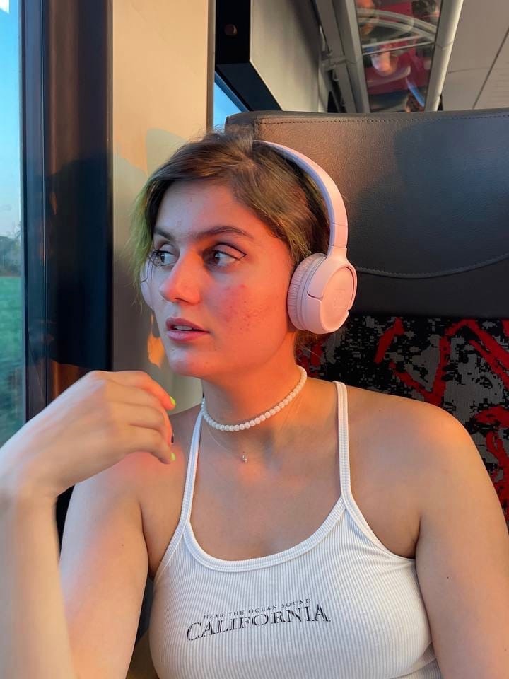 Телефон Лианель переехал из Парижа в Алжир