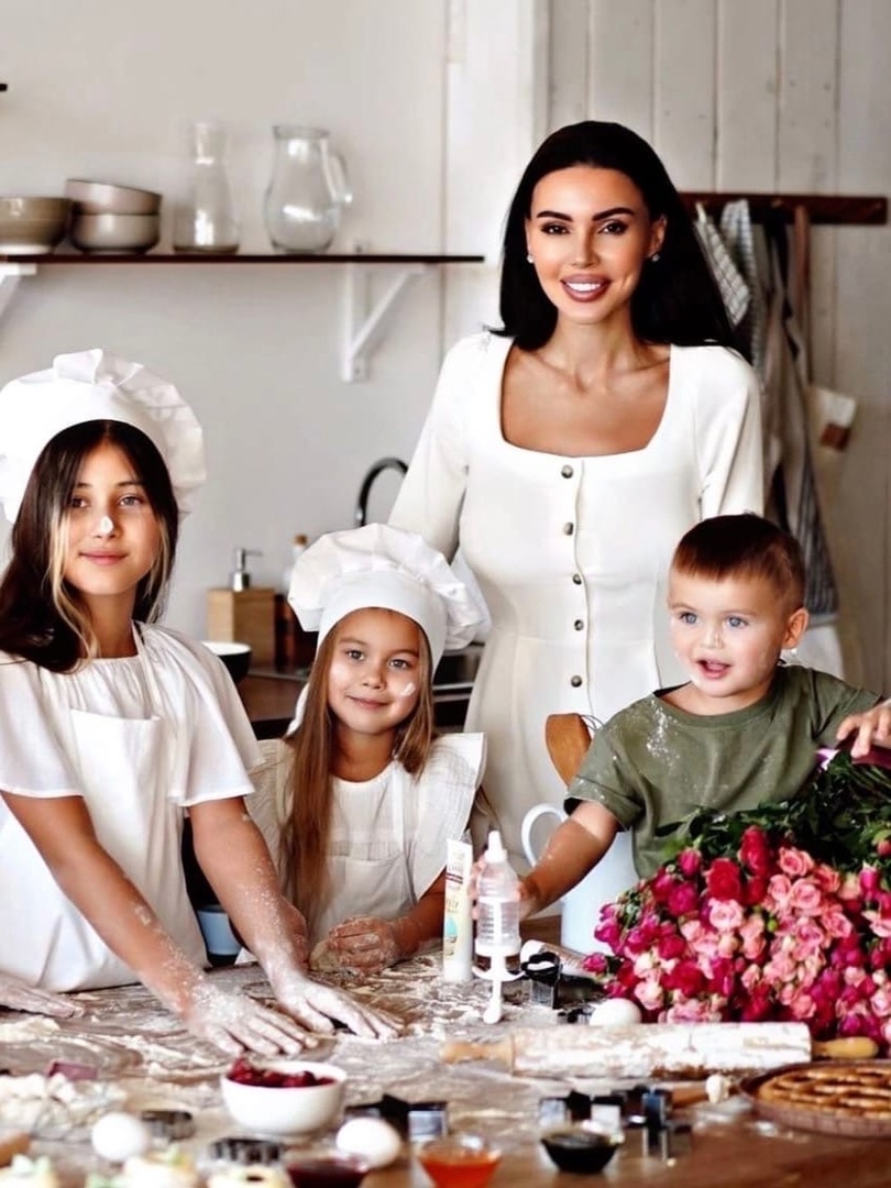 Самойлова купила рации для прислуги в новом доме