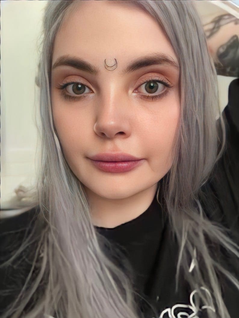 Даша Каплан вернула черные брови