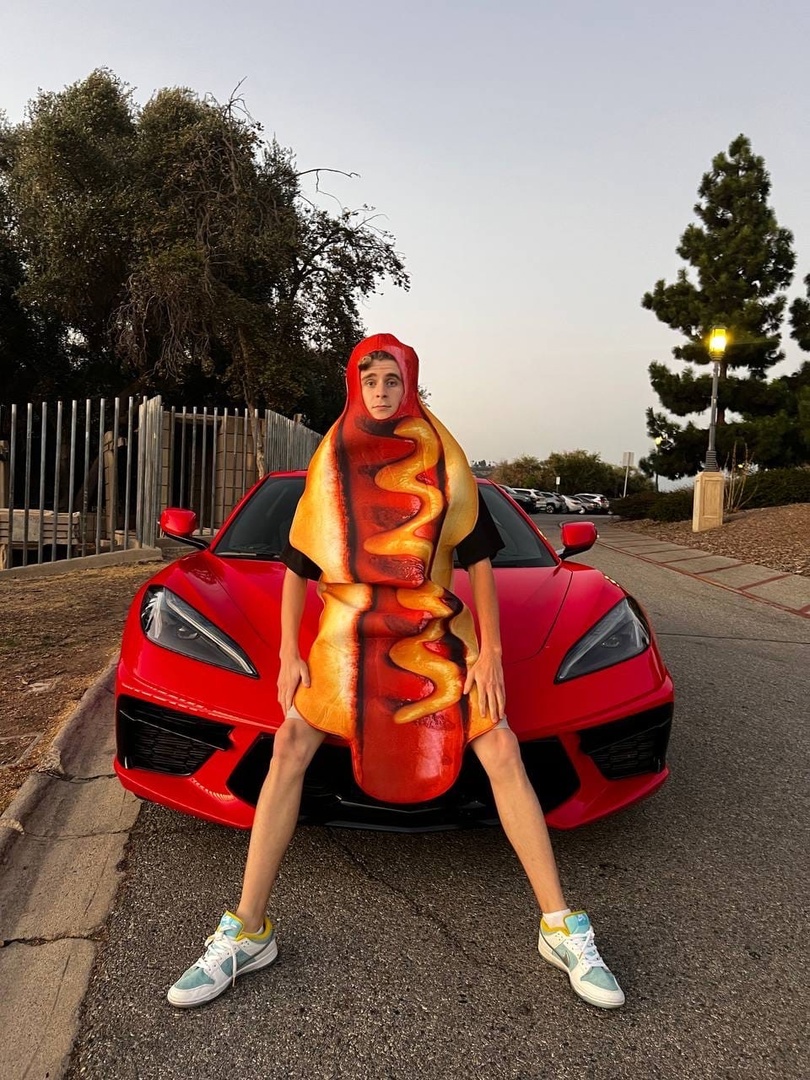 Артур Бабич в костюме хот-дога