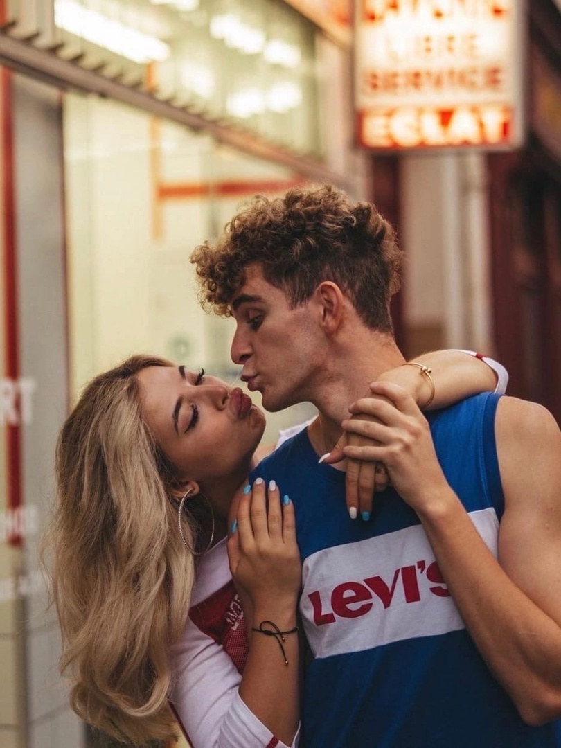 Бабич подарил своей девушке шикарный букет пионов