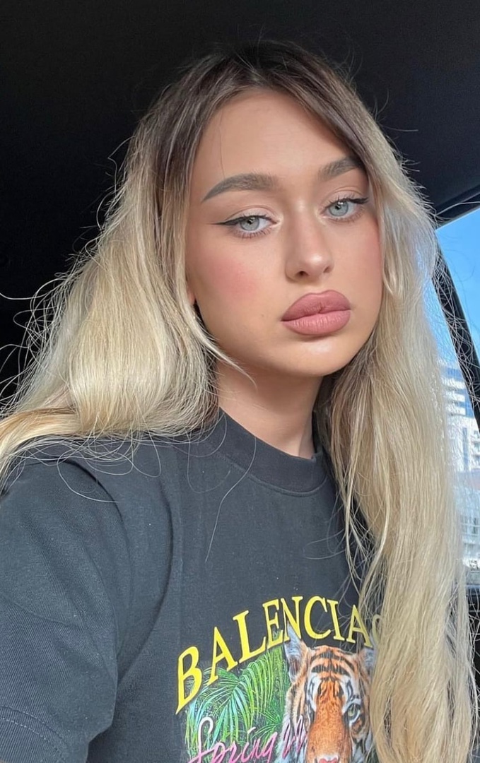 БэдБарби защищает Сашу Стоуна и Валю Карнавал