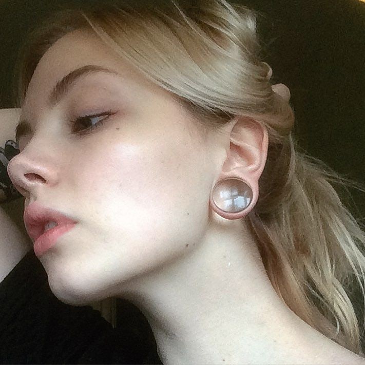 Каплан опять взялась за уши