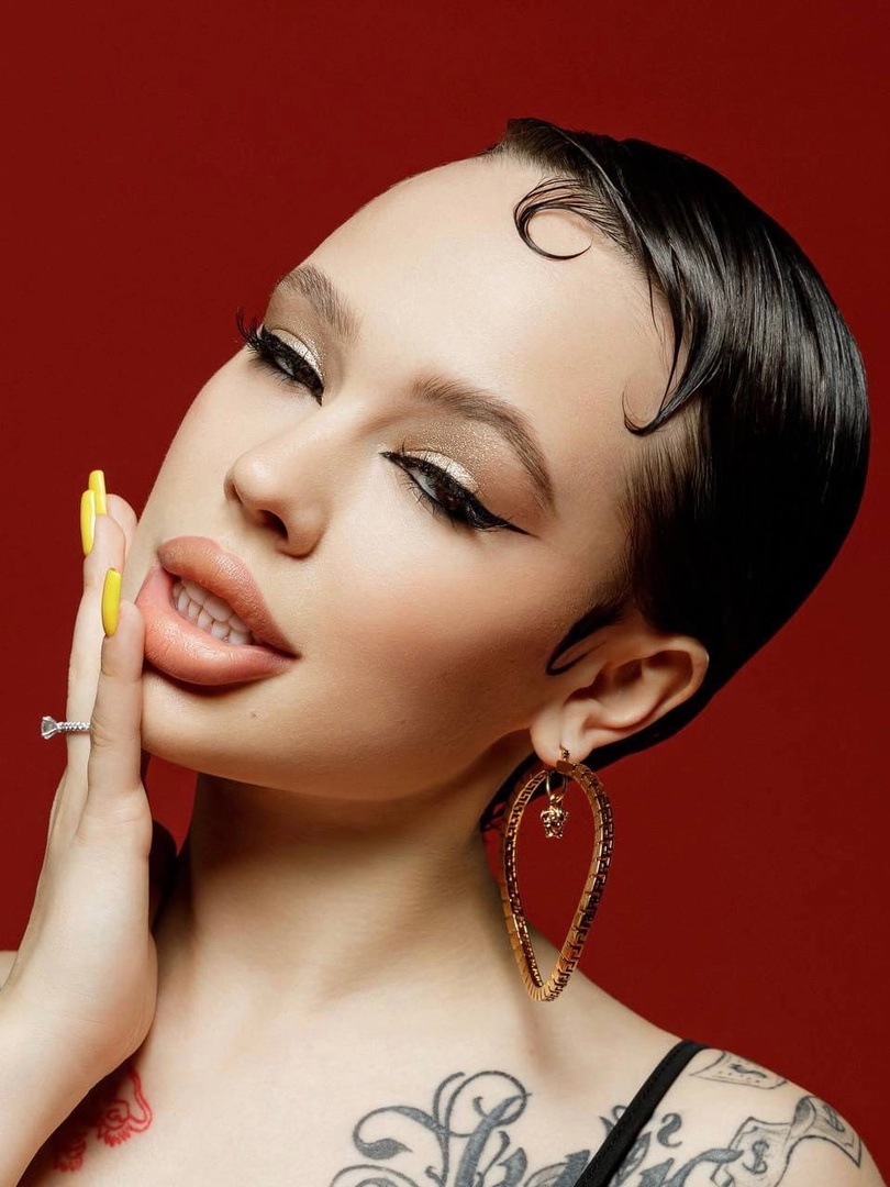 Инстасамка поделилась кадрами на обложку нового трека