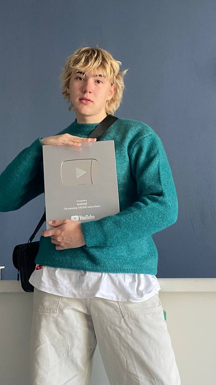 Саша Теслонд получил Серебряную кнопку