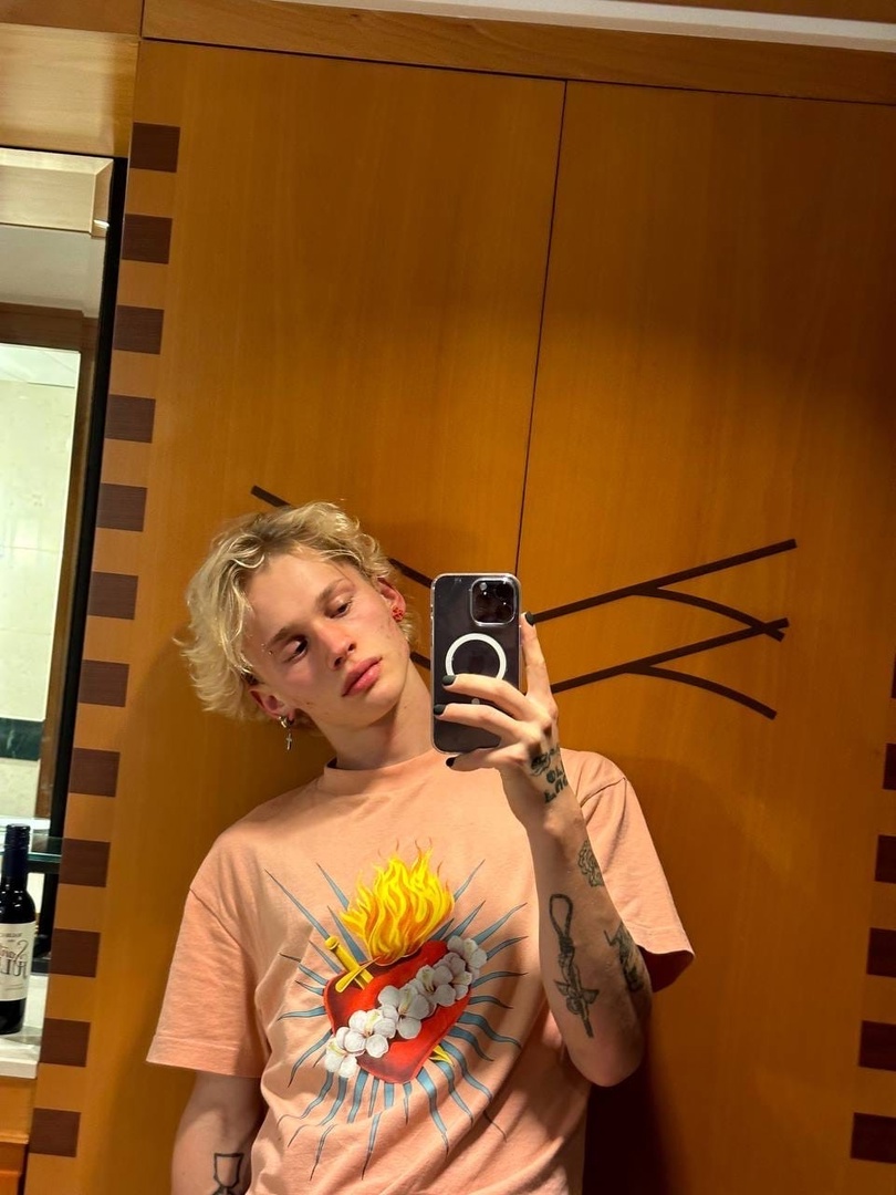 Даня Милохин и Юля Гаврилина улыбаются друг другу