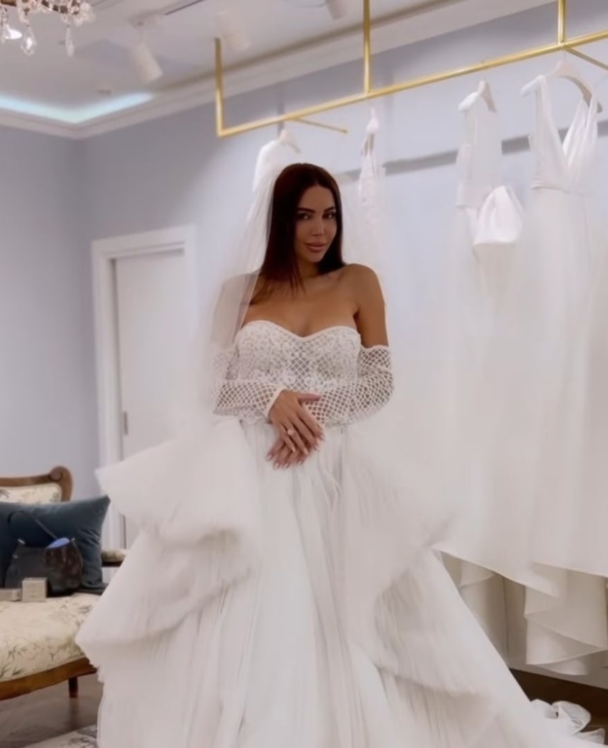 Оксана Самойлова меряет свадебное платье