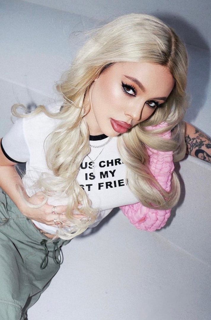 Инстасамка пошутила на Долиной