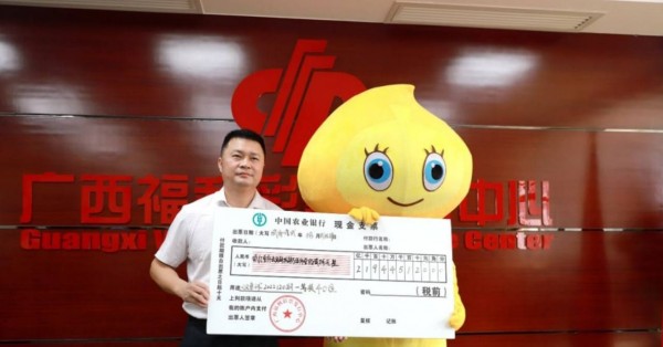 Китаец получил громадный выигрыш в костюме цыпленка