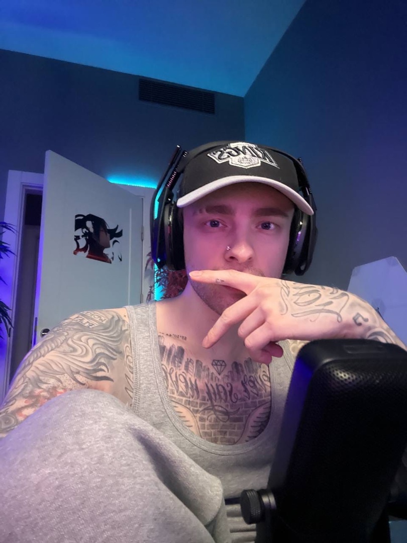 Стоун демонстративно игнорирует Крида