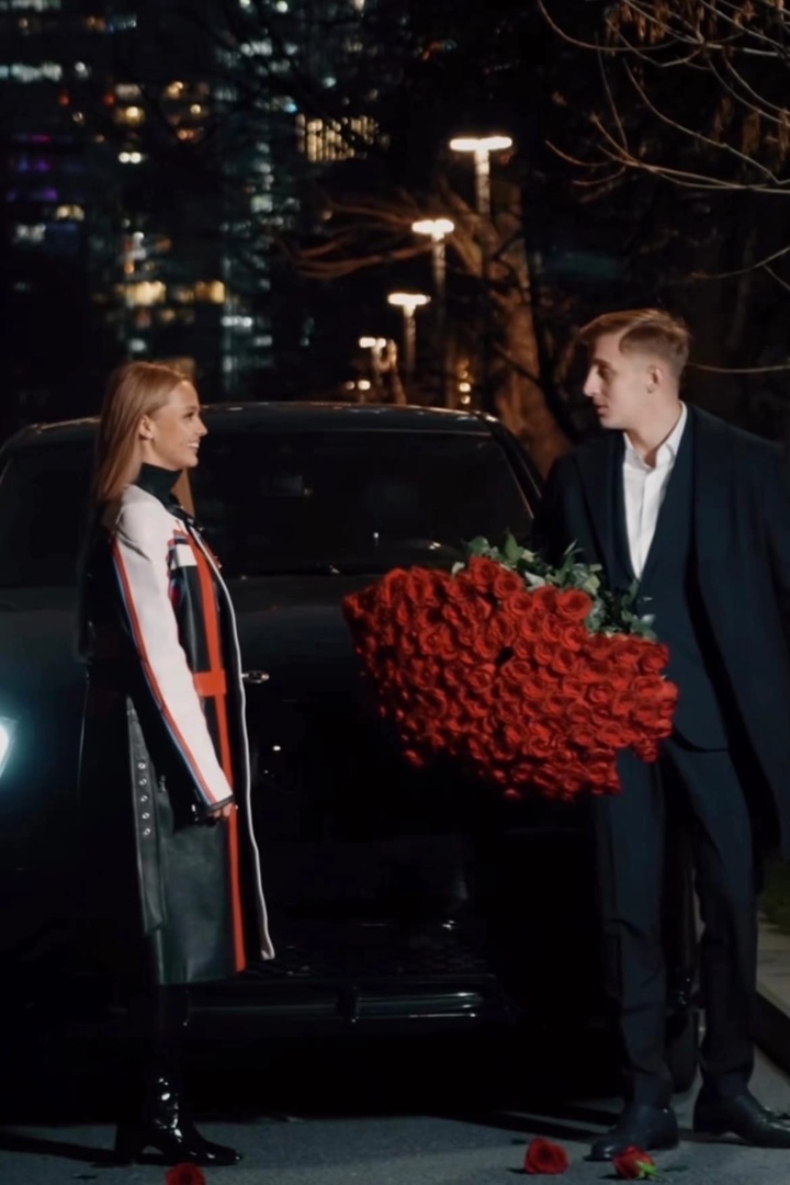 Саша Стоун подарил Вале огромный букет роз