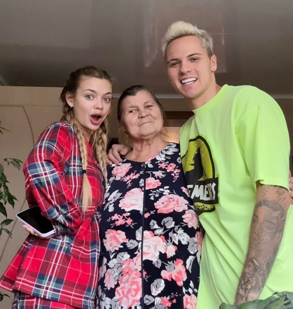 Димас Блог вместе с женой подарил бабуле 200 тысяч рублей