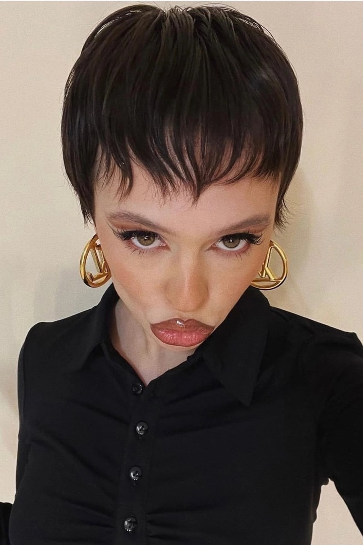 Инстасамка демонстрирует слегка подросшую шевелюру