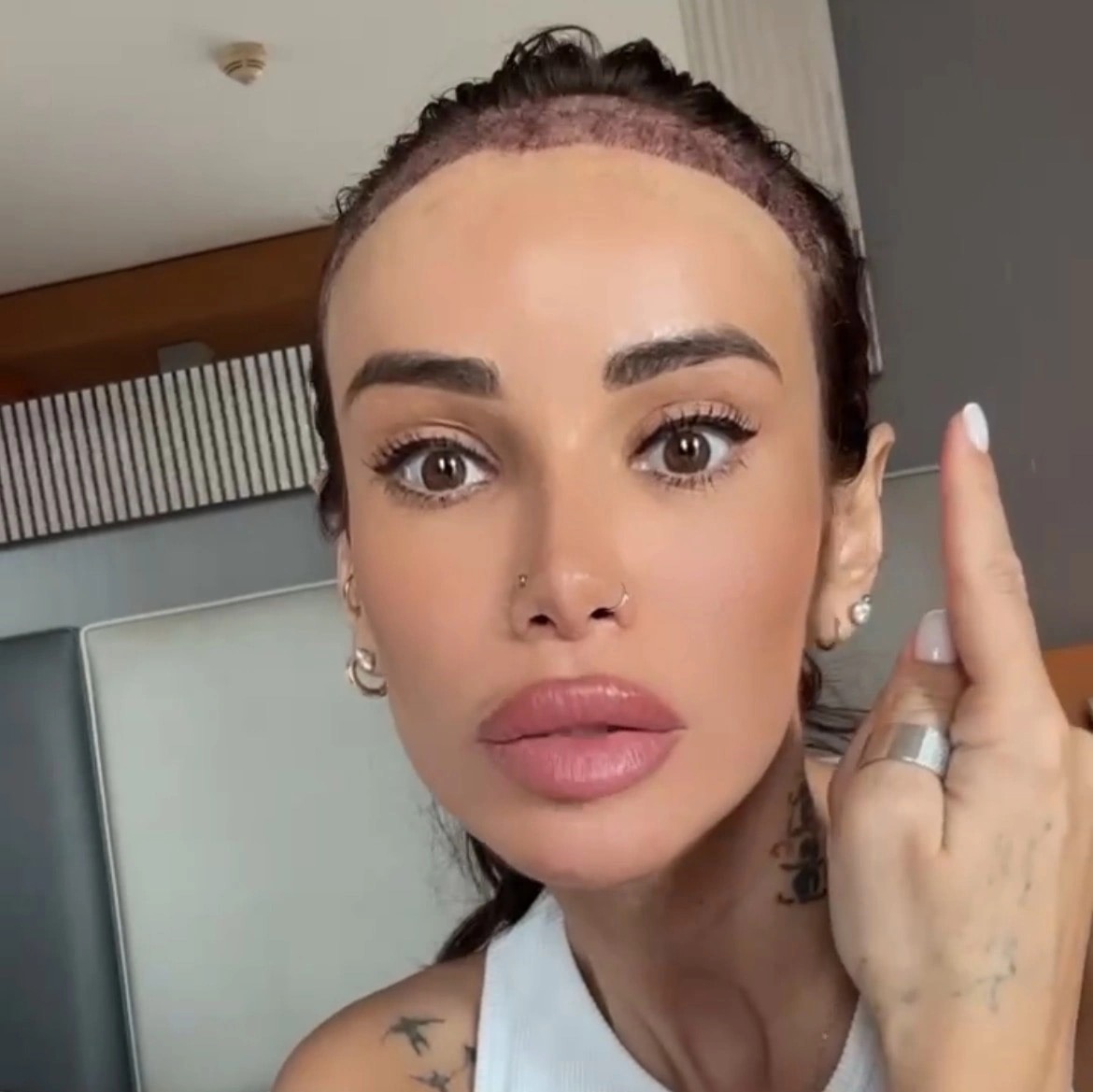 У Айзы стало на 2,5 тысячи больше волос на голове