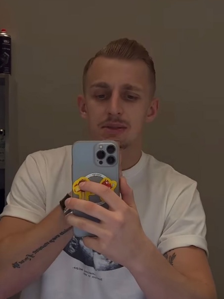 Саша Стоун стал отращивать усы