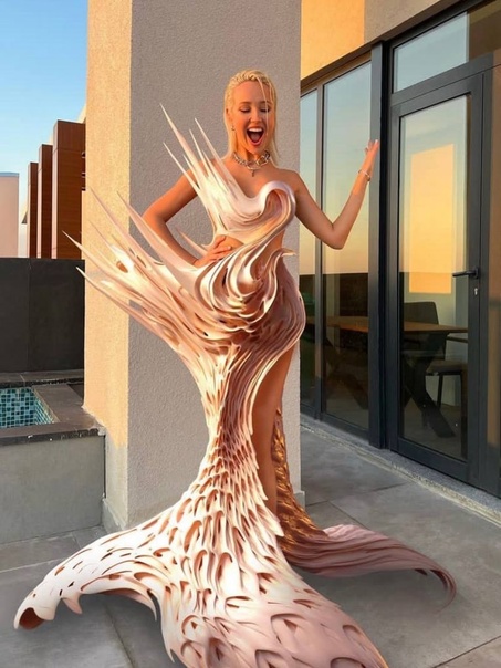 Клава Кока решила примерить виртуальный наряд