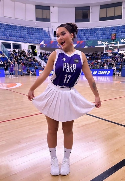 Катя Голышева выступила на матче баскетболистов