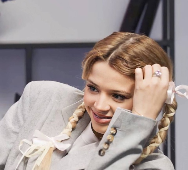 Гаврилина клеется к малолеткам!