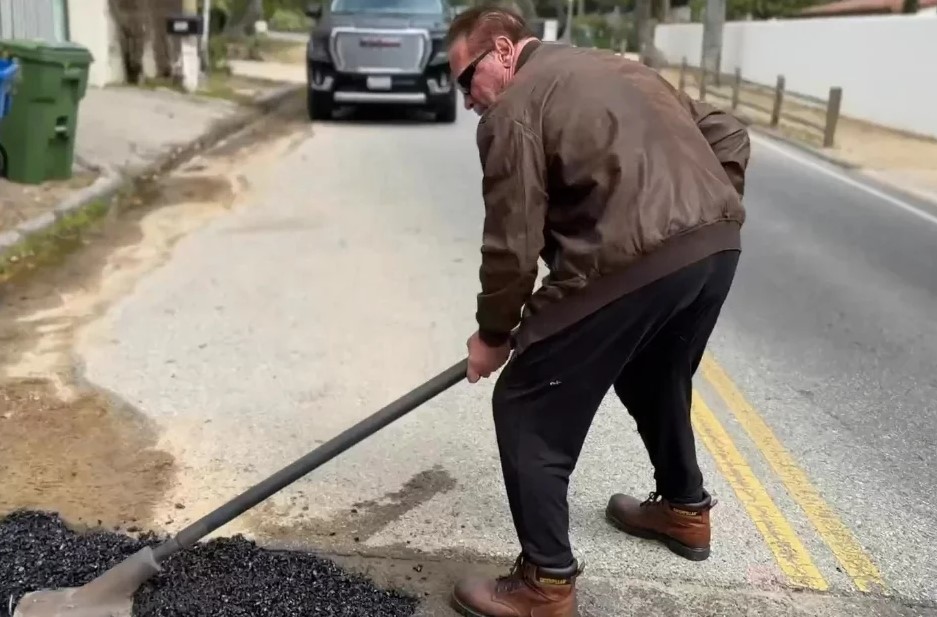 Шварценеггер зарыл яму на дороге и получил нагоняй!