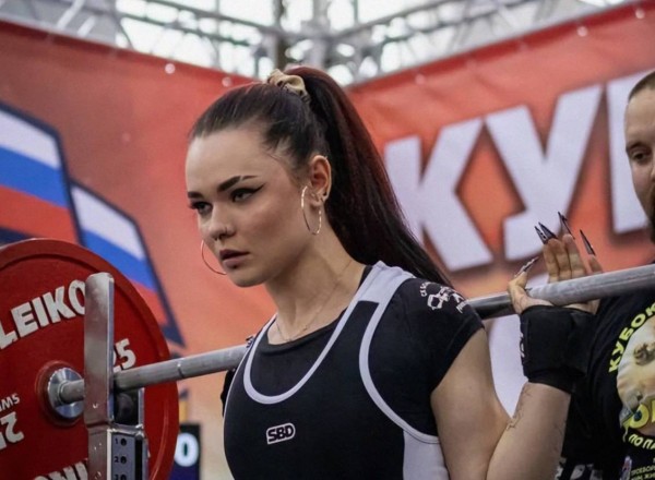 В первенстве России по пауэрлифтингу победила студентка с маникюром
