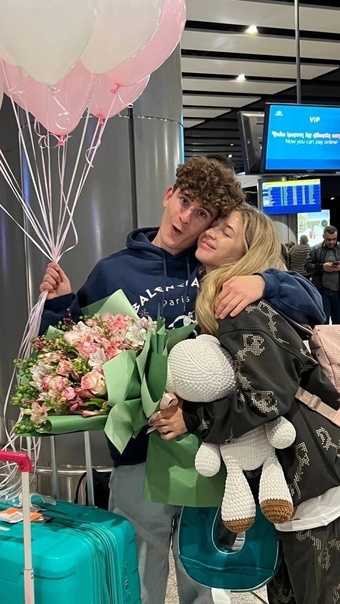 Аня Покров и Артур Бабич сбежали со своей сходки из-за фанатов