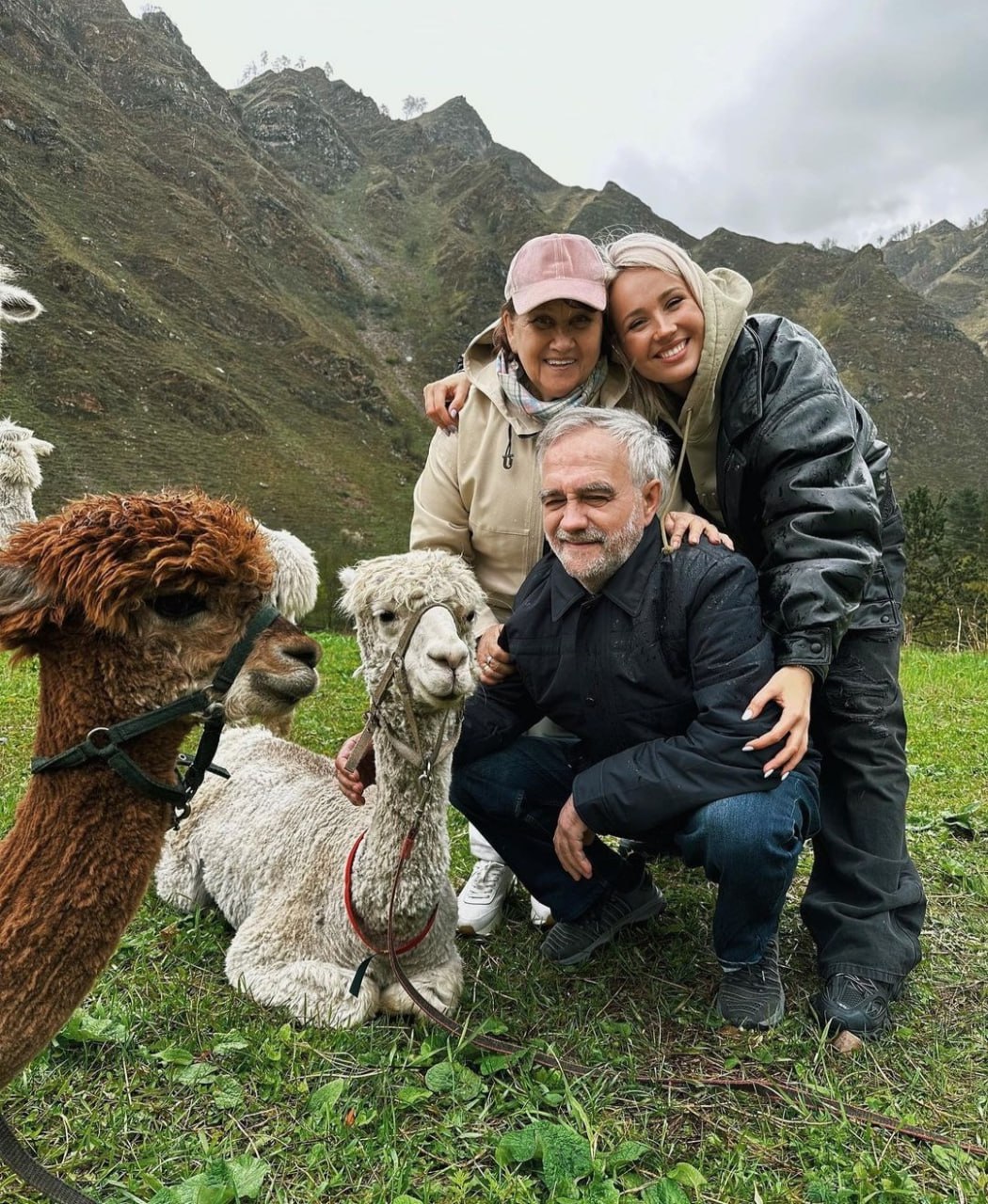 Клава Кока приятно удивила своих бабушку с дедушкой