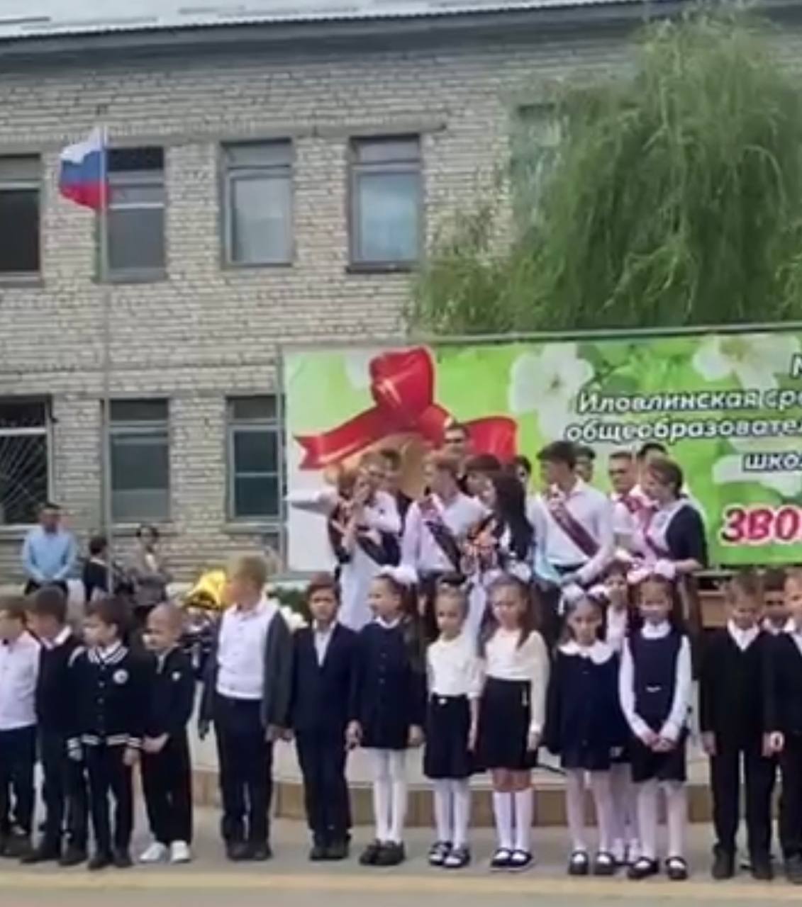 Волгоградский школьник пытался порезать горло однокласснице на линейке