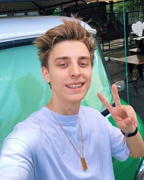 Брелок от Влада А4 стоит 2690 рублей!