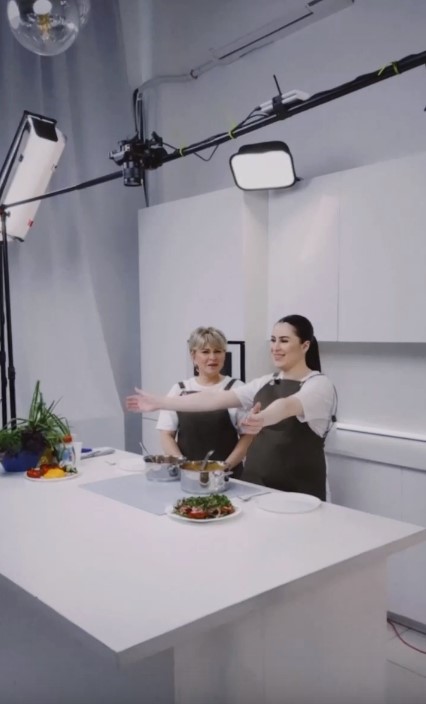 Юля Пушман снимает уроки приготовления еды в профессиональной студии