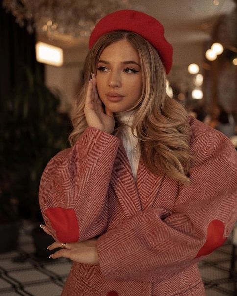 Аня Покров призналась подписчикам, что каждое утро бреет усы