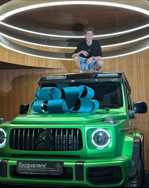 Влад А4 купил в честь своего ДР зеленый Гелик