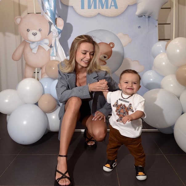 Семейство Ларионовых отметила появление первого молочного зубика у Тима