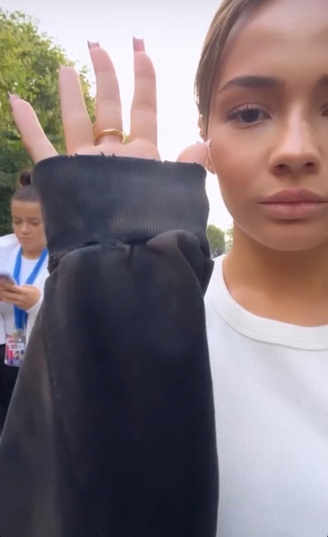 Хейтеры уже придираются к «грязной» кофте Карнавал