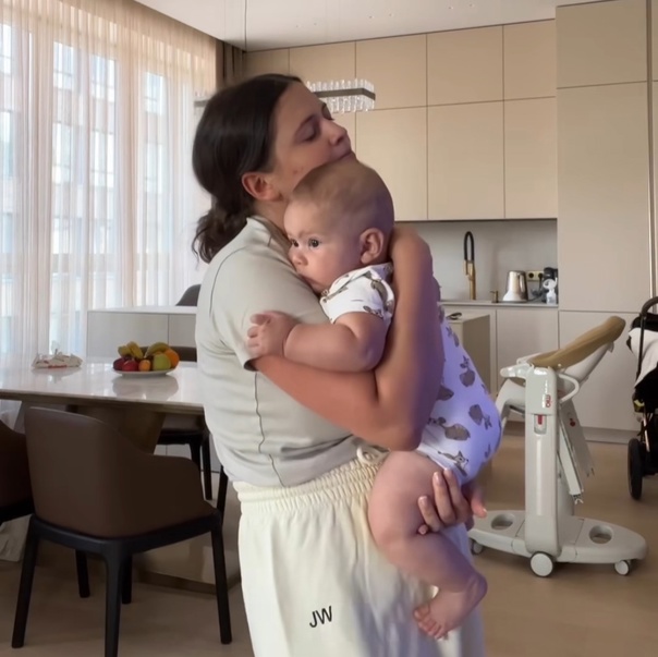 У Карины Каспарянц наворачиваются слезы, когда она поет колыбельные сыну