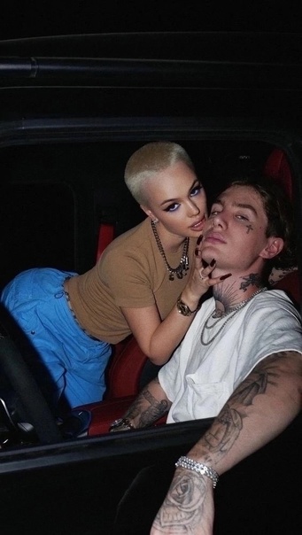 Олег Манекен наорал на фанатов своей жены за то, что они ведут себя тихо на ее концерте