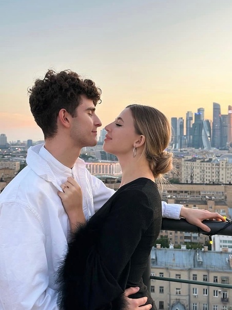 Яркий фотосет Бабича и Покров с геолокации - вечерняя Москва