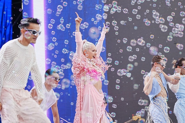 На прошедшем ВК Фест Клава Кока выступила в образе русалки