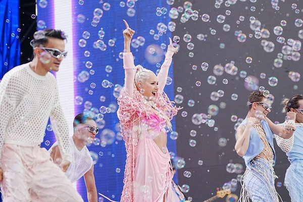 На прошедшем ВК Фест Клава Кока выступила в образе русалки