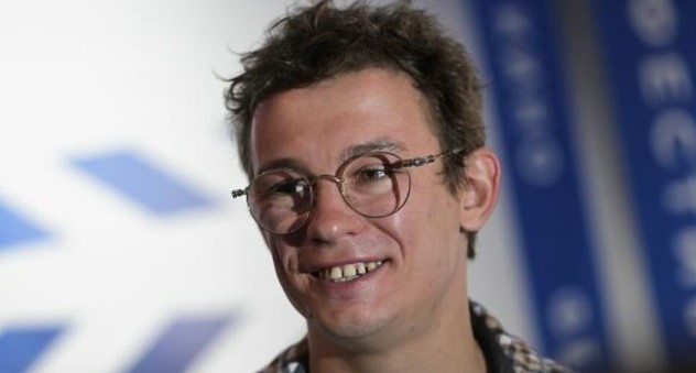 Бухой Никита Кологривый из «Слова пацана» укусил официантку за ногу и устроил дебош в баре Новосибирска — СМИ