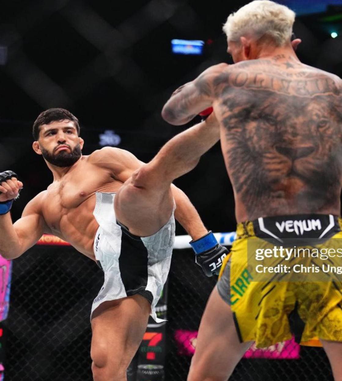 Арман Царукян одержал победу над Чарльзом Оливейрой на турнире UFC 300, победив по раздельному решению судей!