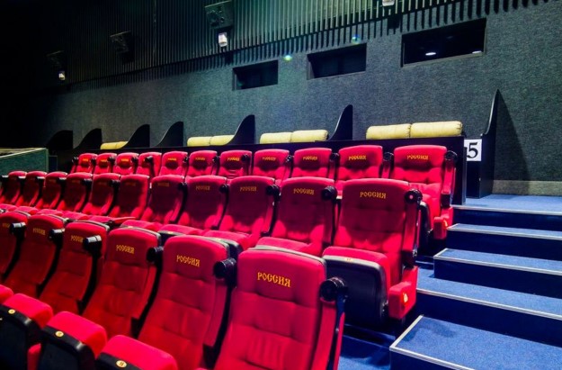 Российские кинотеатры снова начали нелегально показывать голливудские фильмы