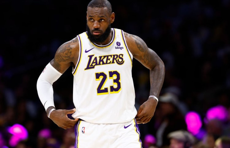 Леброн Джеймс на перепутье: какой клуб выберет легенда